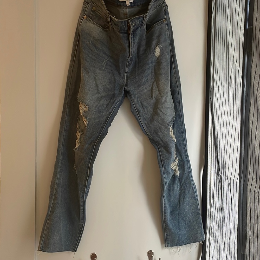 High waisted- relaxed fit but nice in the bum ;) worn once.